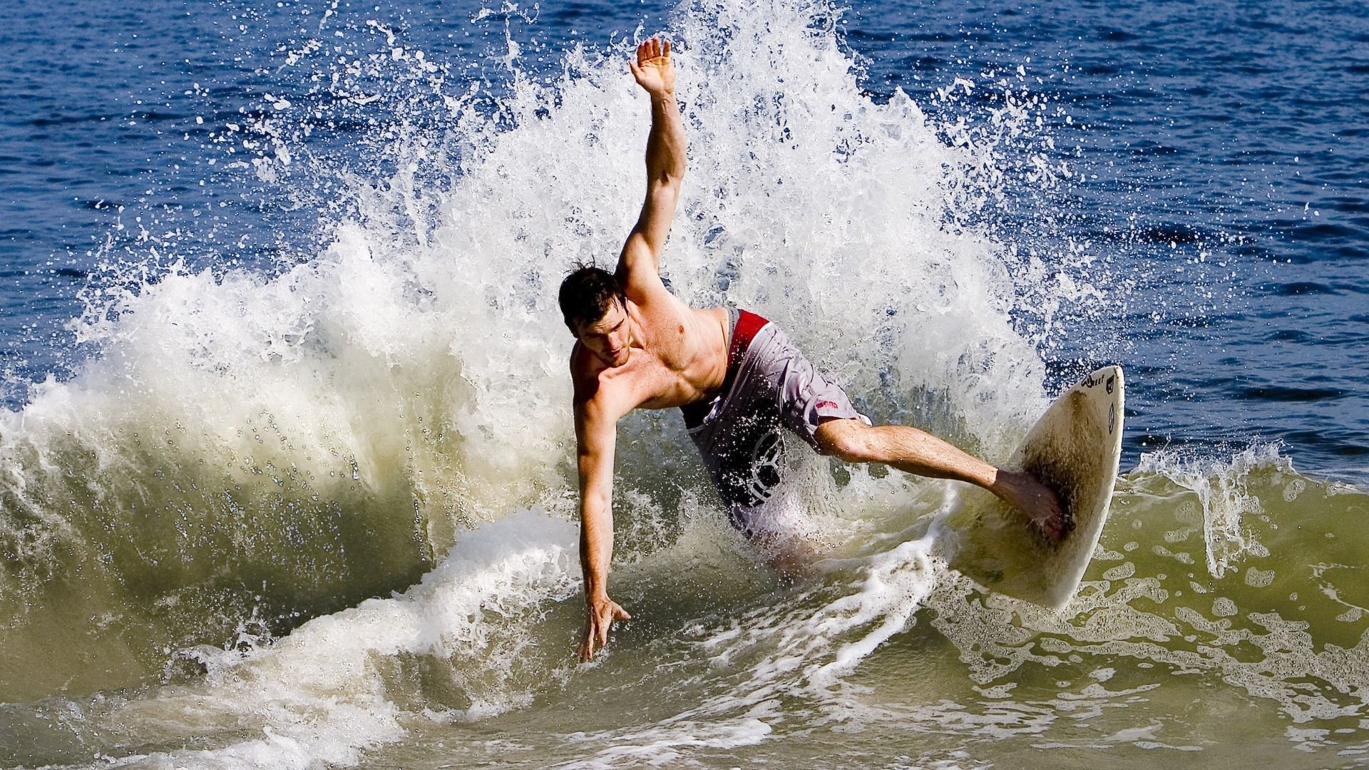 总决赛之夜，恩比德关键节点连续得分，铸就传奇时刻